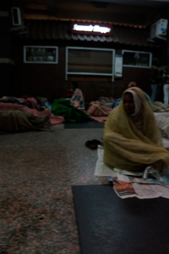 oameni in gara new delhi